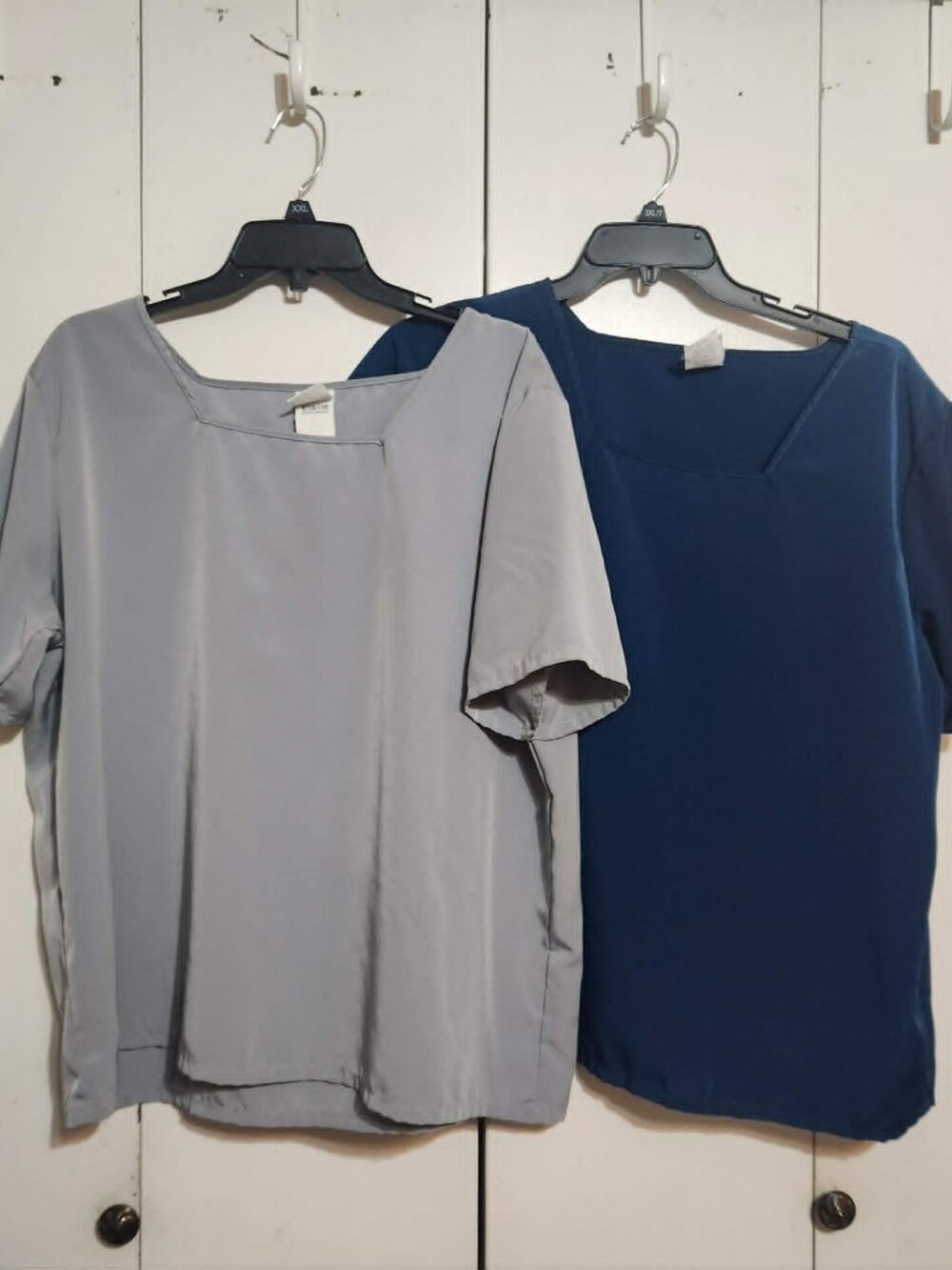 LOT OF 2 - Uniform Advantage XL Scrub Tops Hairdresser Grooming Tops Polyester